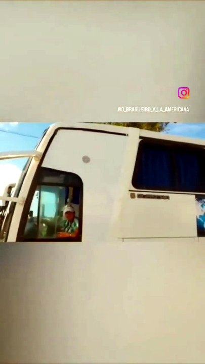Colocamos uma chapa de acm no vidro quebrado