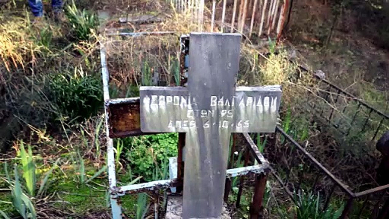 Εγκαταλελειμμένο νεκροταφείο σε πλαγιά