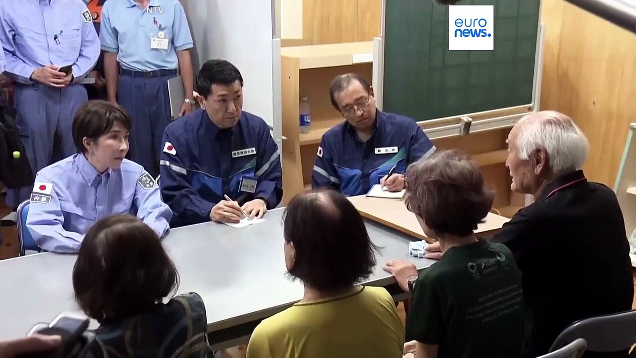 Primeira-ministra japonesa Sanae Takaichi visita área afetada pelo terramoto