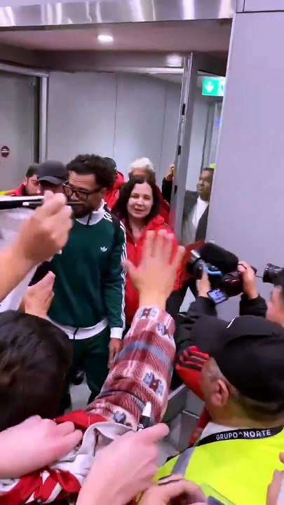 Vozinha provoca locura en su llegada a Chile para jugar con Colo Colo