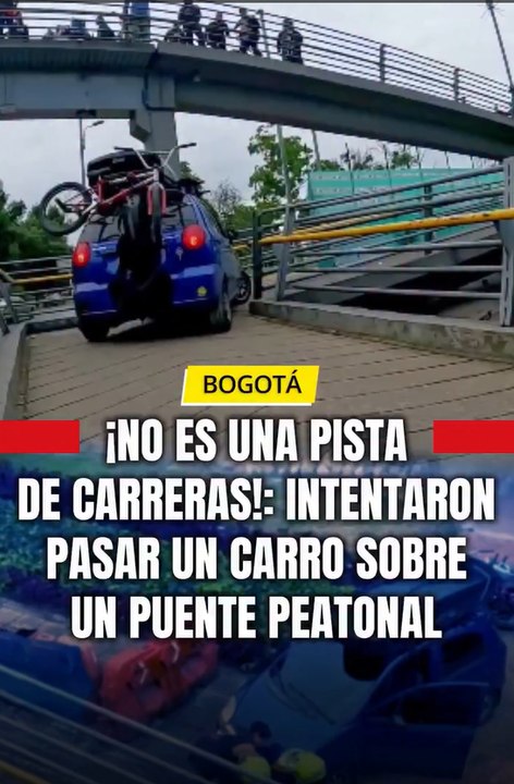 Chevrolet Spark azul por la rampa de un puente peatonal