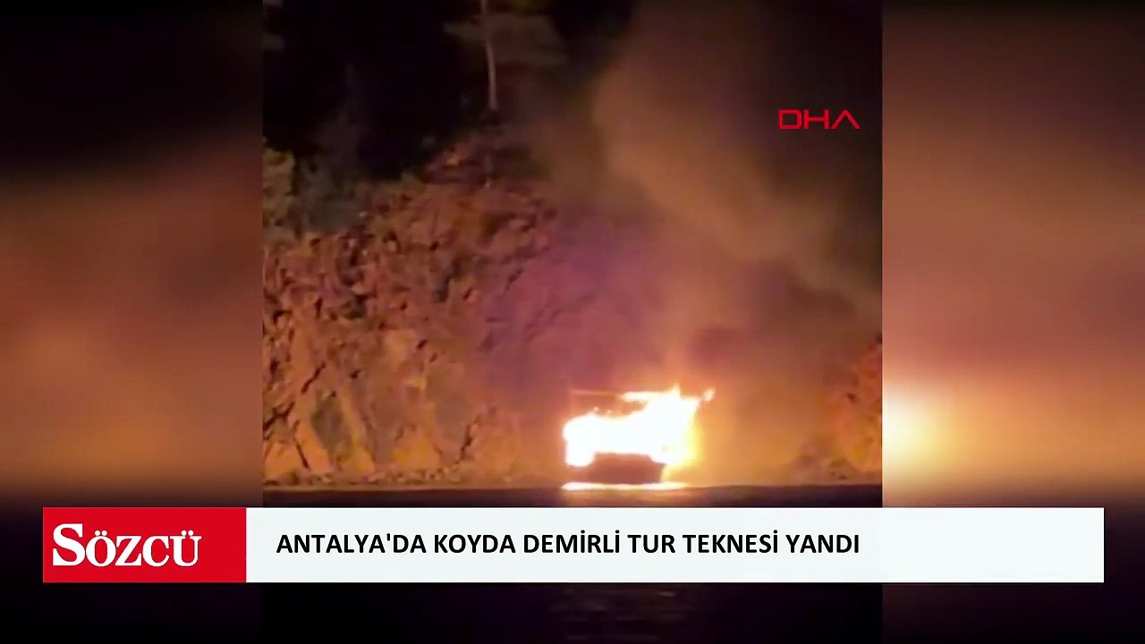 Antalya'da koyda demirli tur teknesi yandı