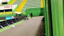Matheus Pereira abordado por adeptos do Cruzeiro