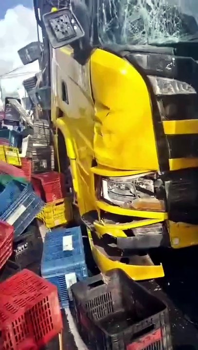 VÍDEO: Acidente entre três caminhões interdita trecho da BR-324 em Simões Filho