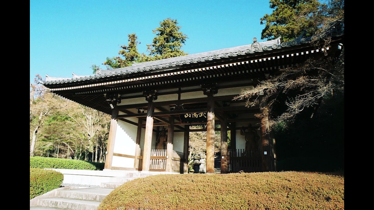 Nonin-ji Temple: A two-tiered garden believed to date from the Momoyama period