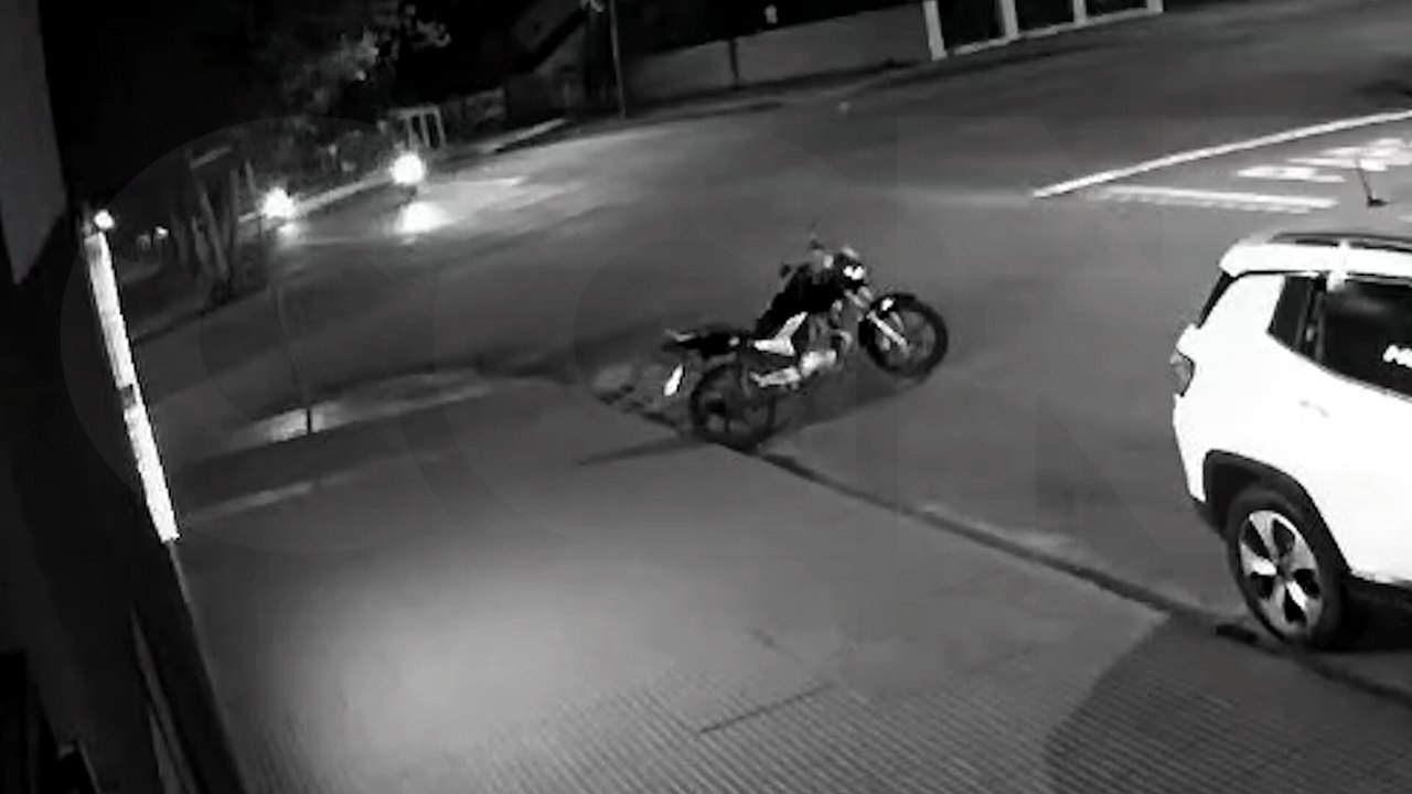Câmeras flagram acidente que deixou motociclista ferido no Centro de Cascavel; veja o vídeo