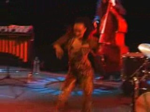 Les Tambours d'Akatu, Danse et percussions