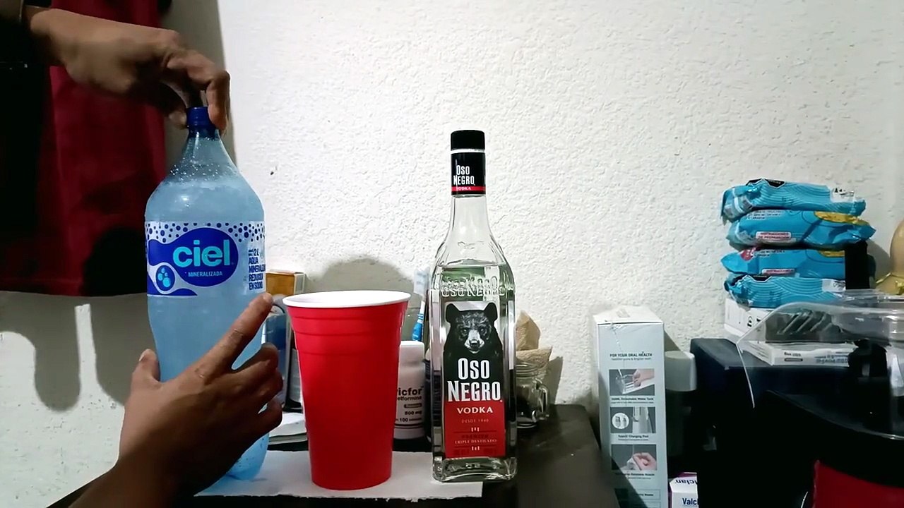 Abriendo una botella de vodka oso negro para comenzar a beber en un maraton de series de netflix