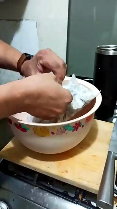 estoy bebiendo y ando bien borrachote en la oficina chasqueando con toda la comanchada entre