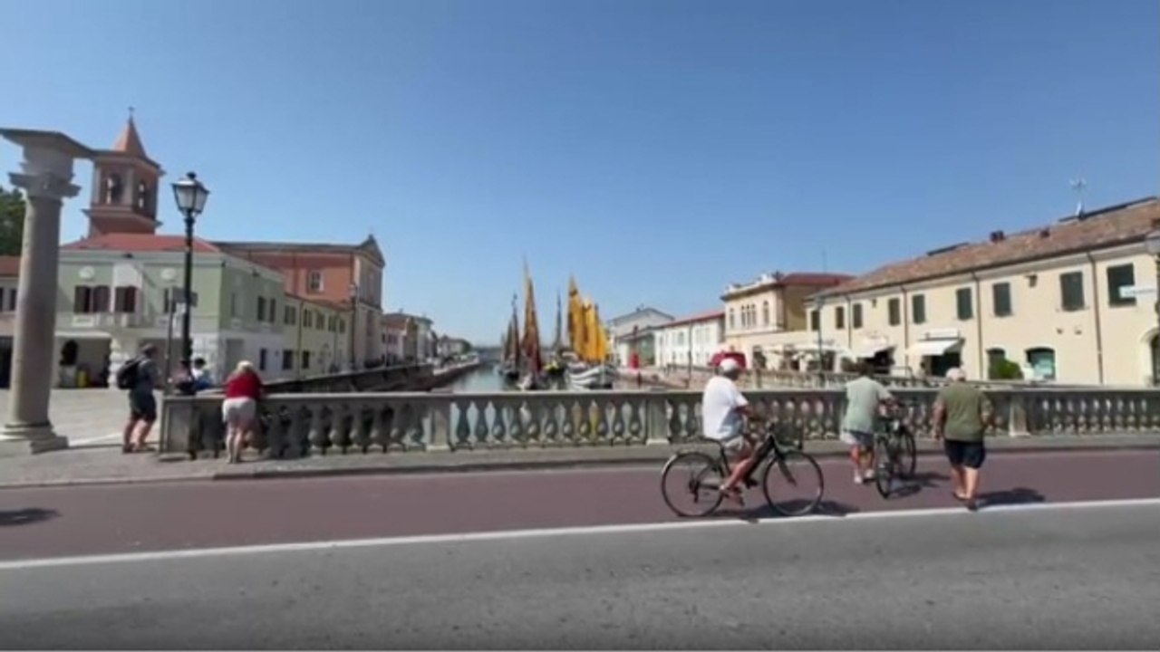 Il video a Cesenatico dove i turisti scoprono di essere stati ingannati da un residence fantasma. «Ecco come li stiamo aiutando»