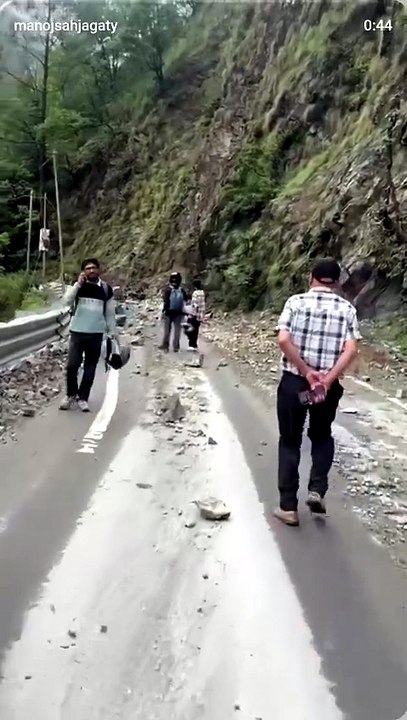 Pahad gir gya