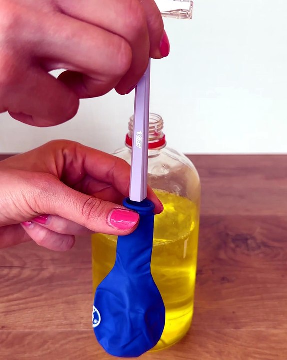 This balloon trick prevents spills🎈