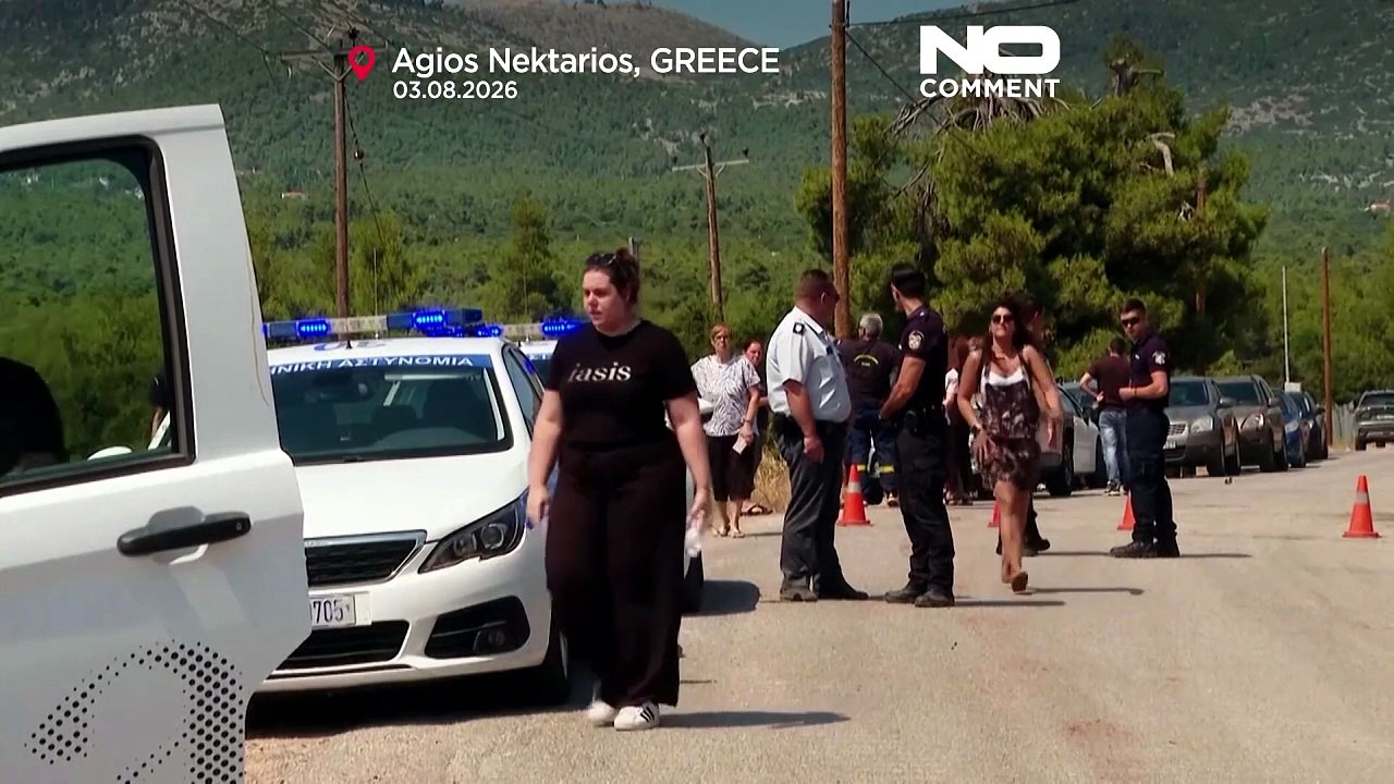 Grecia, maxi incendio: i vigili del fuoco combattono le fiamme spinte dal vento