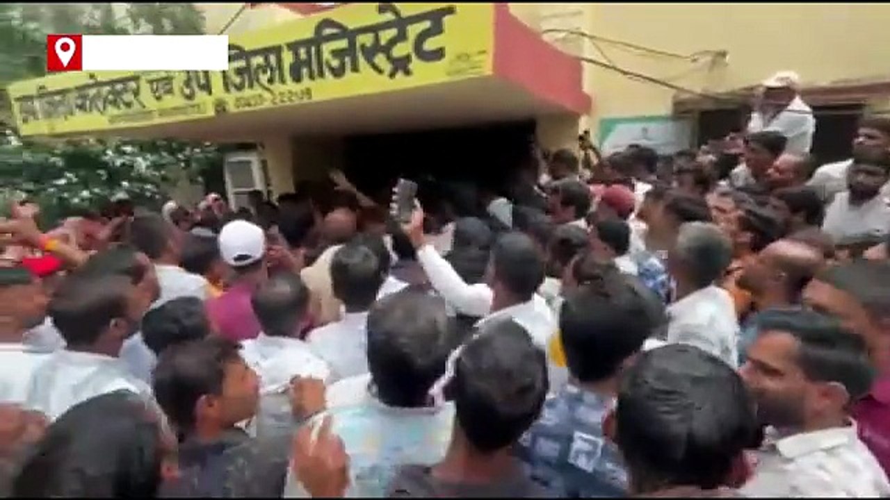 खेत से काटे पपीते के तीन हजार पौधे, किसानों का धरना जारी, महिलाएं भजन-कीर्तन से कर रहीं विरोध