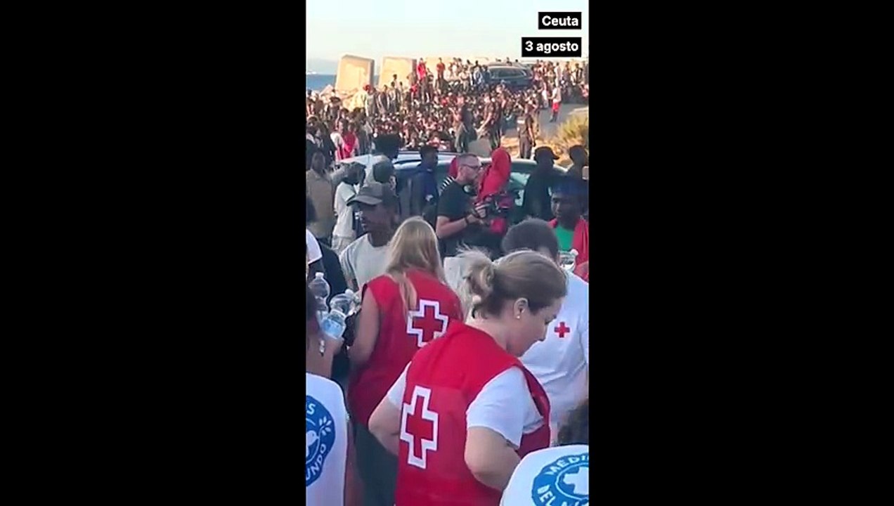 Cruz Roja pone en marcha un servicio especial para dar comida a migrantes fuera del CETI
