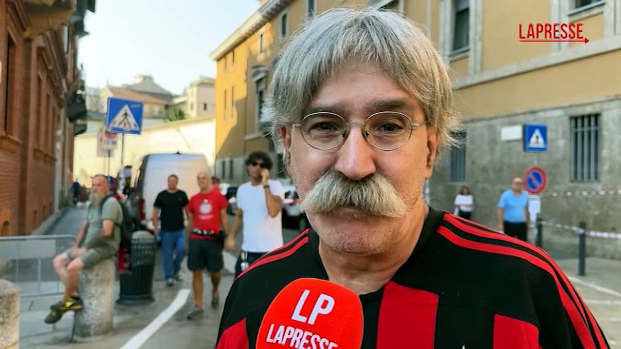 Franco Baresi, davanti alla basilica di Sant'Ambrogio sventola la bandiera con numero 6: "Leggenda immortale"