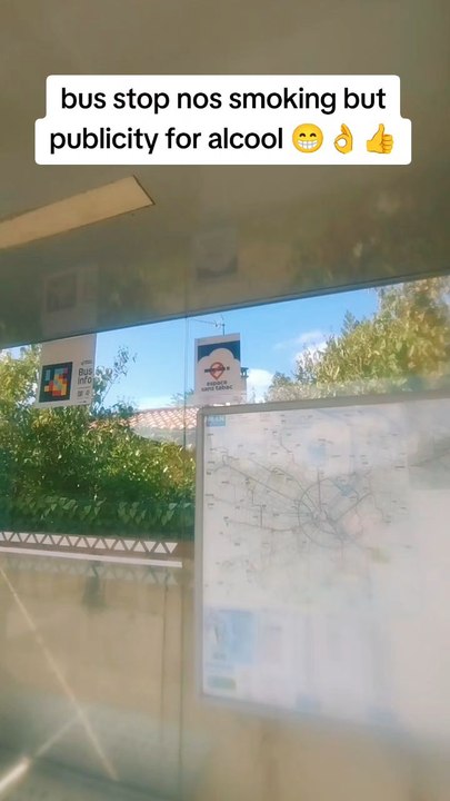 Absurde publicité et interdiction de fumer exemple aux jeunes