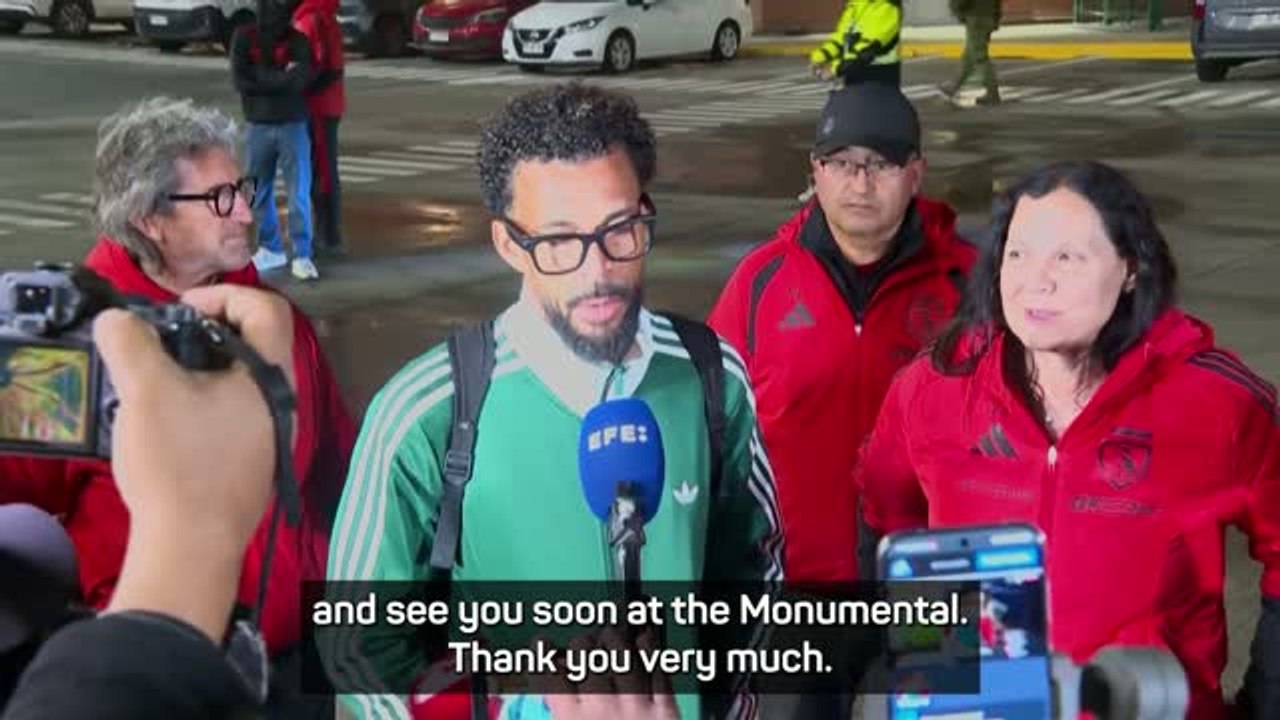 Vozinha receives hero's welcome from Colo-Colo fans