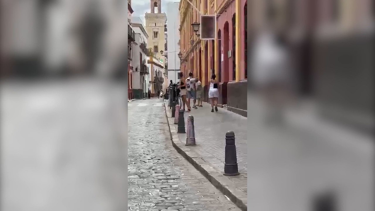 Imágenes de un empleado de una empresa de 'desokupación' amenazando a residentes en Sevilla