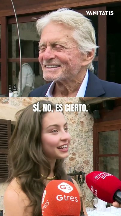 El orgullo de Michael Douglas al escuchar a su hija, Carys Zeta, hablar en español ante los medios