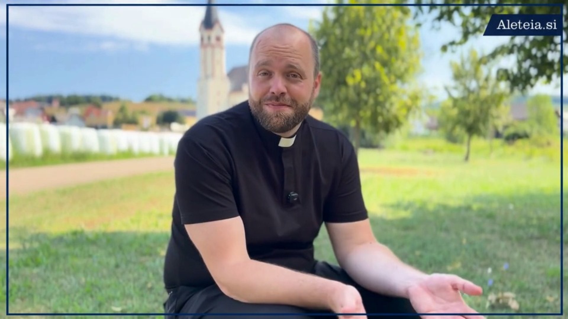 Poletje je. Kratke hlače za v cerkev?