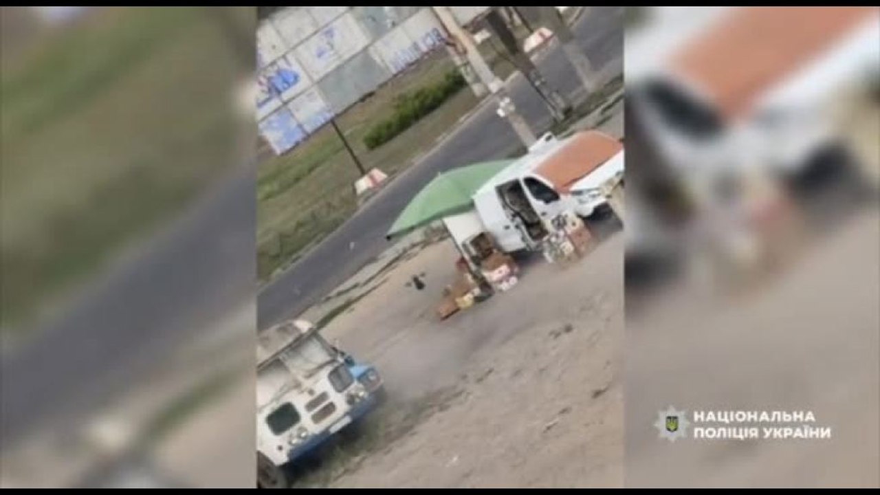 Ucraina, uomo inseguito da un drone a Kherson: il video della polizia