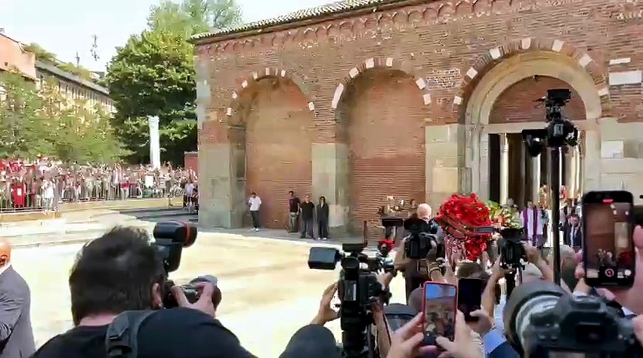 Il feretro di Baresi lascia Sant’Ambrogio. I tifosi: "Sei per sempre Franco Baresi" | PM