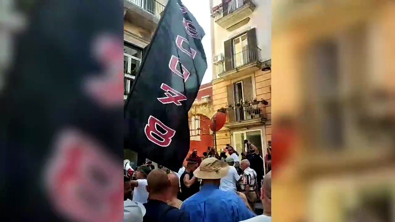 A Pozzuoli la protesta dei residenti: “Il governo dov’è? Vogliamo un tetto sulla testa”
