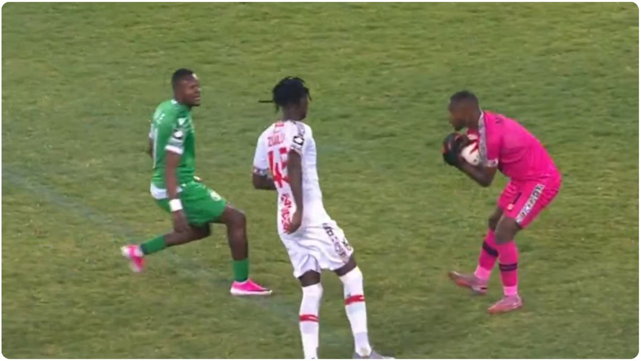 ¡Surrealista! Portero sudafricano coge el balón casi al mediocampo 