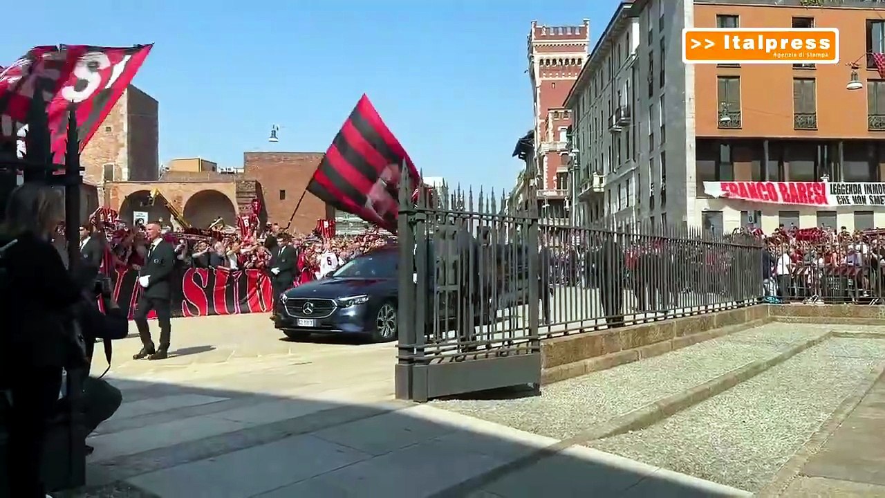 Cori e commozione all'arrivo del feretro di Franco Baresi a Sant'Ambrogio