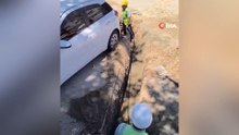 Araç sahibine ulaşılamayınca otomobilin etrafını kazdılar