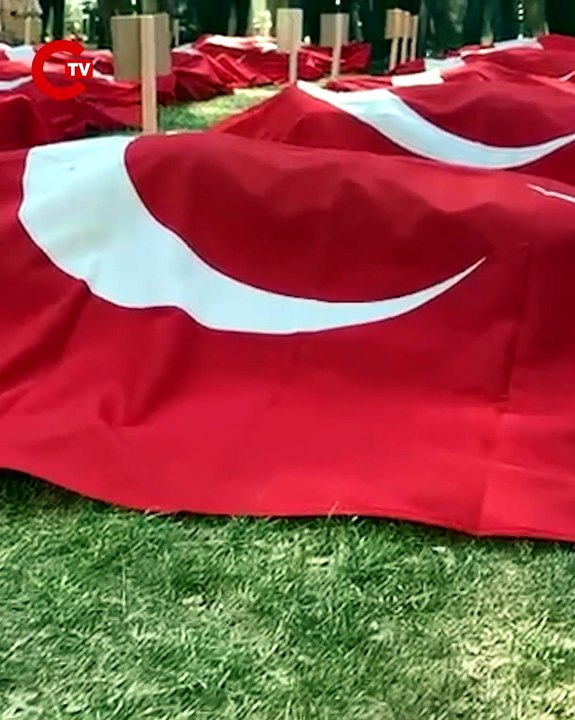 Özlük hakkı talebiyle 22 gündür Ankara Güvenpark’ta nöbet tutan, dün ise açlık grevine başlayan er gaziler ve şehit erleri yakınları, bugün Türk bayraklarıyla yere serildi. Gaziler için sela okutuldu.