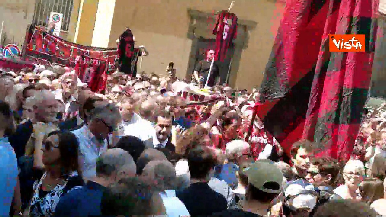 Piazza rossonera per Baresi durante il funerale