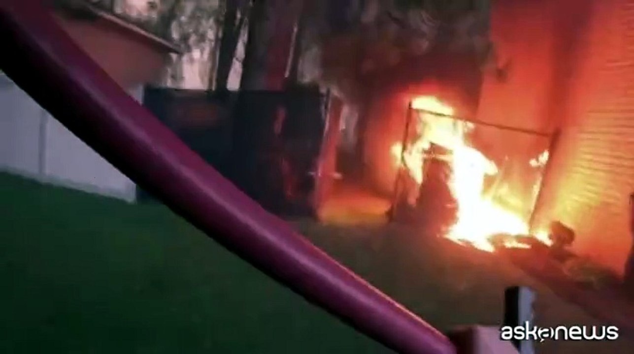 Faccia a faccia con il fuoco: il video di un pompiere che combatte contro un incendio
