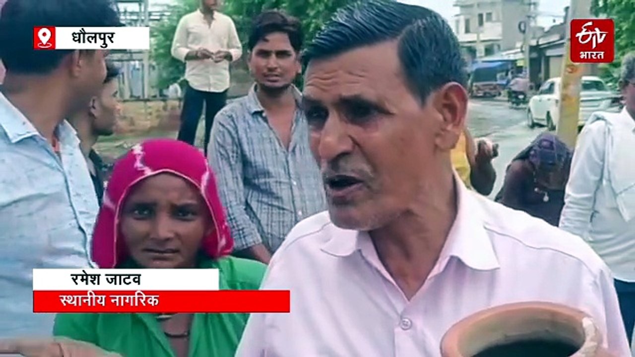 जलभराव से त्रस्त लोगों का फूटा गुस्सा, नगर पालिका के बाहर गंदे पानी से भरे मटके फोड़े