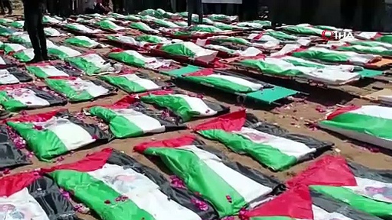 Gazze’de aynı aileden 112 kişi için toplu cenaze töreni