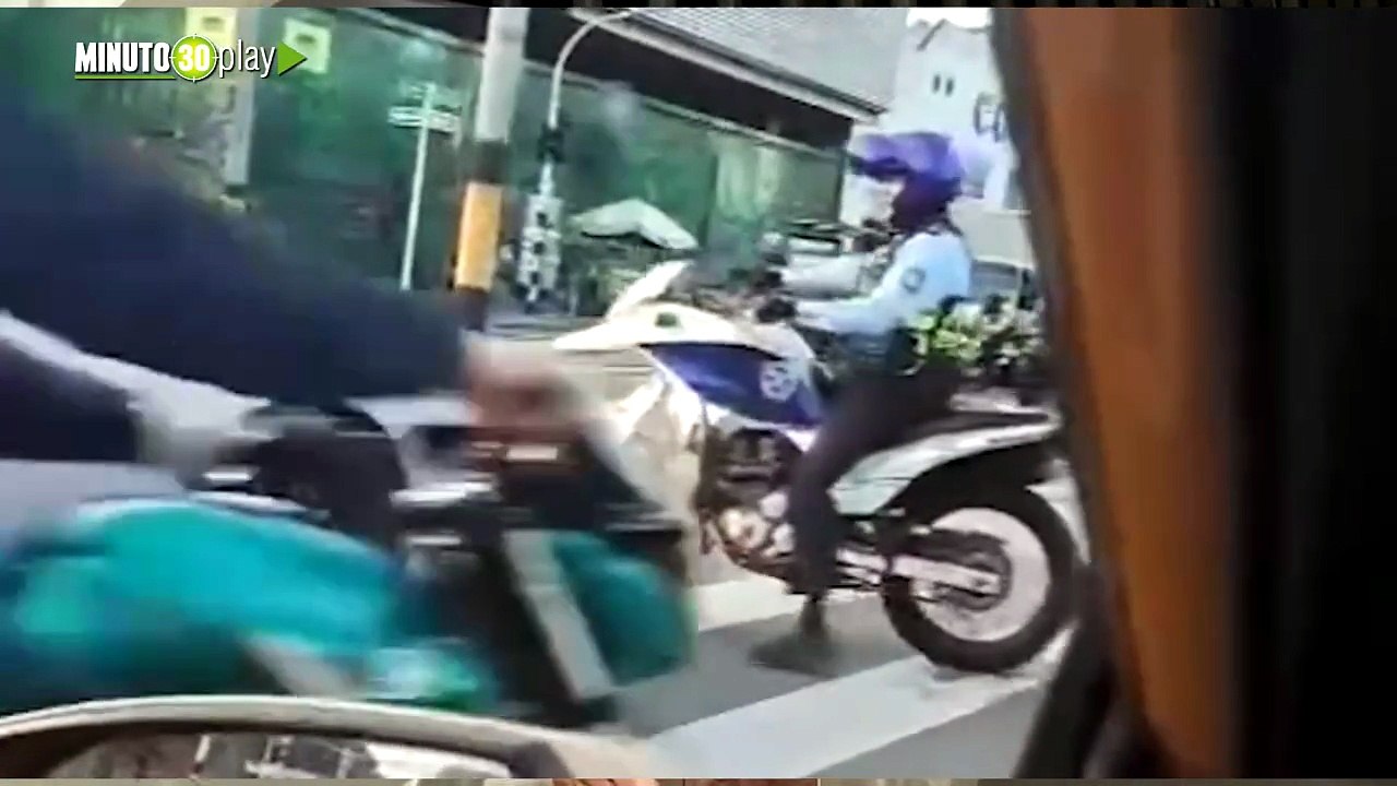 Se voló de los agentes tras invadir el carril de Metroplús, pero terminó con el carro inmovilizado