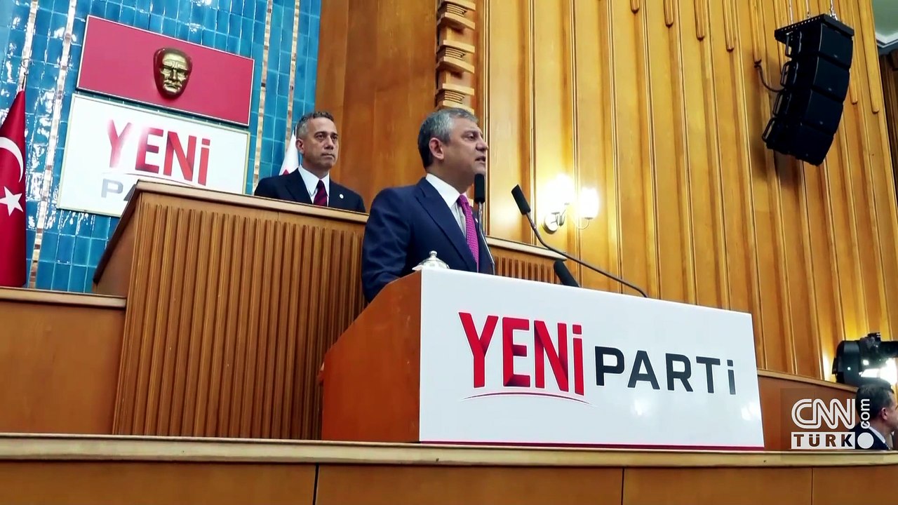 Özgür Özel'in Yeni Parti'nin ilk grup toplantısında dili sürçtü: "Gülmeyin olur o kadar"