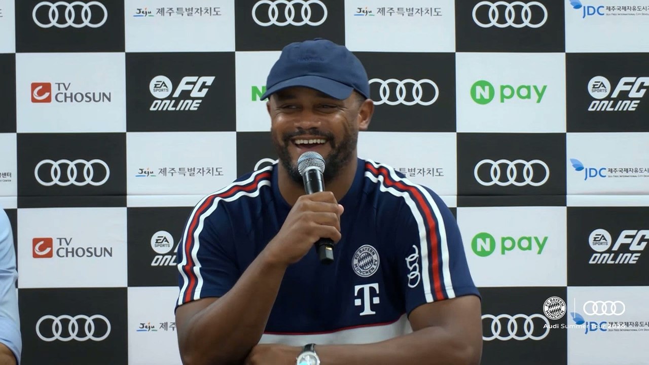 Kompany scherzt: "Ob die Journalisten wegen deiner Frage oder meiner Antwort gehen?"