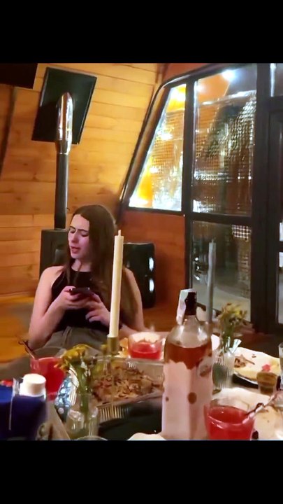 Elle tente un truc avec son ballon d'anniversaire... c'est raté