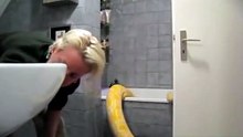 Elle donne un bain à son python albinos de 5m