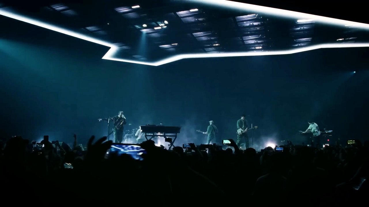 Linkin Park chante "The Emptiness Machine" en live.