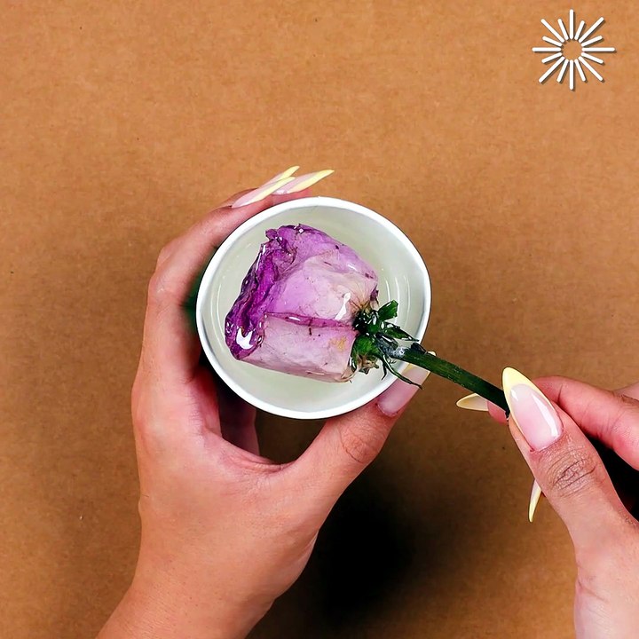 Transform dried flowers into art with epoxy resin! 🌺🖼️