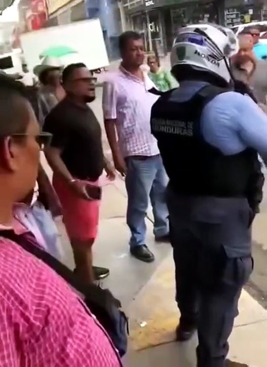 Agentes policiales se salvan de ser linchados por turba en San Pedro Sula