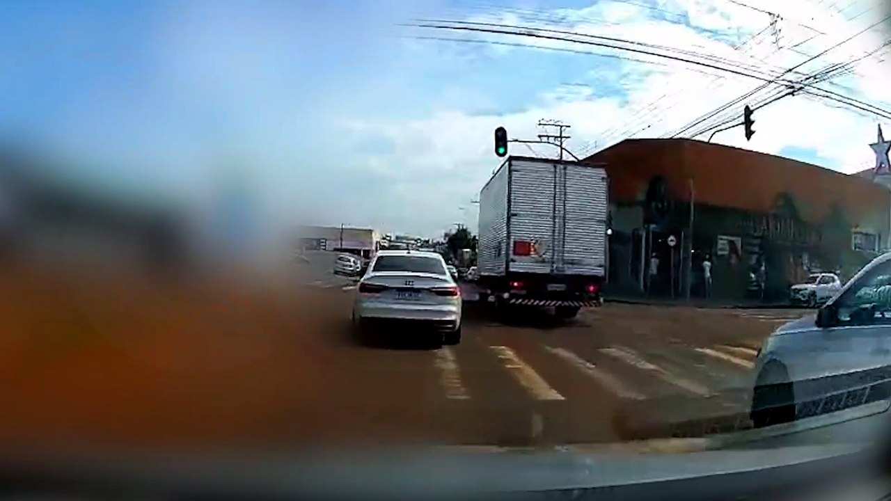 Câmera veicular flagra Saveiro batendo na traseira de caminhão em Cascavel