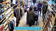 A cara descubierta y en pleno mediodía, asaltaron un local de ropa en la Av. 44