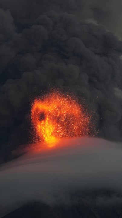 Volcán de Fuego entra en erupción