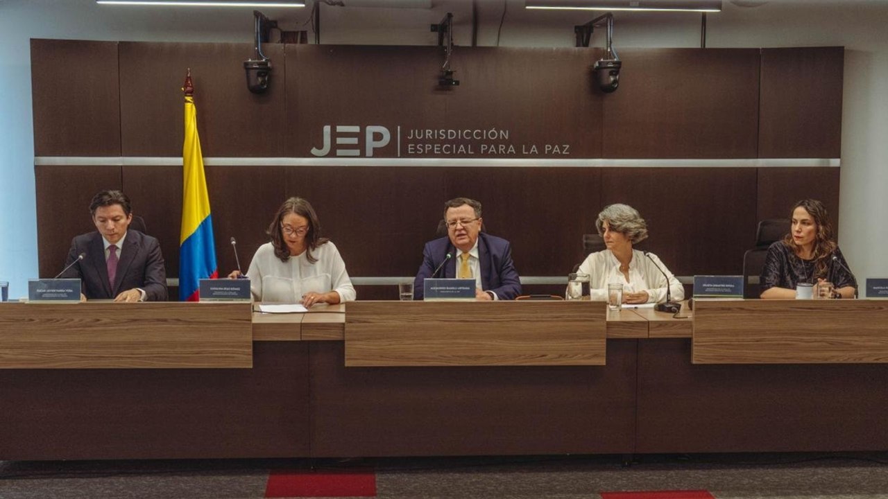 JEP imputa crímenes de guerra y de lesa humanidad a 27 exintegrantes de las Farc, incluidos cuatro del último Secretariado