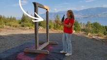 Transformó botellas viejas en una obra de arte para su jardín