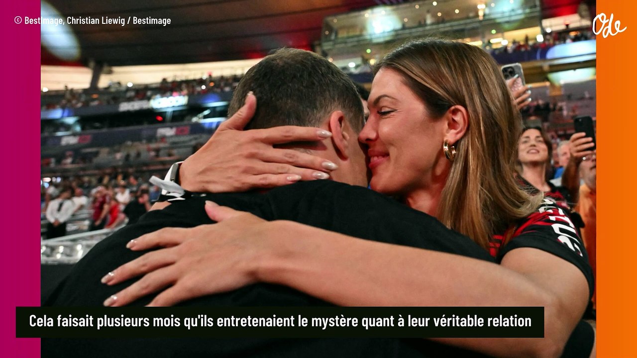 Le bisou tant attendu ! Après plusieurs mois, Antoine Dupont officialise son couple avec Iris Mittenaere